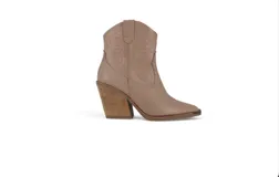 Bota corta estilo texana color beige con bordados en el lateral y taco de madera.