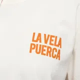 Remera color crudo con estampado en el frente del logo de La Vela Puerca.