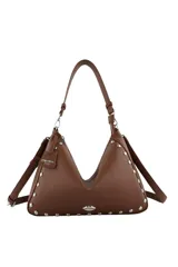 Cartera de hombro Las Oreiro en color negro, con diseño estructurado de base curva y tachas metálicas decorativas en los bordes. Incluye una correa ajustable y un aplique metálico con forma de labios en la parte frontal.