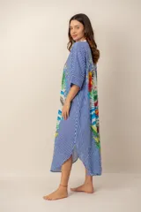 Vestido largo azul marino con estampado floral multicolor, cuello en V con cierre frontal parcial de botones y mangas cortas holgadas.