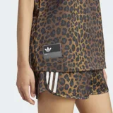Remera Adidas Originals de satén con estampado animal print, cuello en V acanalado y mangas cortas negras con las clásicas tres tiras blancas. Cuenta con el logo de la marca estampado en el frente.