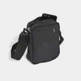 Bolso tipo morral Adidas de diseño minimalista, color negro, confeccionado en nylon reciclado. Presenta el logotipo del Trifolio en relieve en el frente, cierre de cremallera y correa ajustable para llevar al hombro o cruzado.