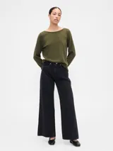 Buzo de punto fino con cuello bote y mangas largas, de corte recto y ajuste cómodo.