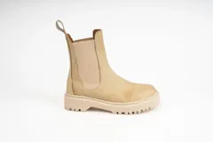 Bota Chelsea de caña baja color beige, confeccionada en cuero encerado, con paneles elásticos laterales al tono, presilla trasera para calce y suela track robusta.