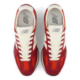 Championes New Balance modelo 471, de diseño inspirado en el running de los años 70. Presentan una combinación de colores rojo y bordó, con el logo 'N' en color crema. Confeccionados con capas de ante y empeine de malla transpirable, cuentan con entresuela de EVA de perfil bajo y suela de goma con diseño de espiga.