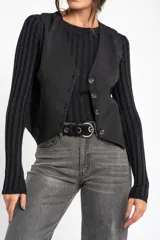 Chaleco negro con escote en V y cierre frontal con botones.