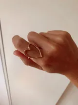 Anillo dorado con diseño de corazón calado de gran tamaño.