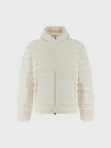 Campera bómber impermeable con capucha, color blanco tiza, con cierre frontal y bolsillos laterales con botón a presión. Relleno de pluma de ganso. Marca Herno.