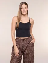 Top crop ajustado negro de estilo corsé, con tirantes finos regulables y escote corazón. Cuenta con costuras verticales decorativas en el frente.