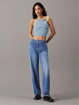 Pantalón de jean celeste de corte recto, con bolsillos delanteros y traseros, trabillas para cinturón y etiqueta de la marca en la parte trasera.