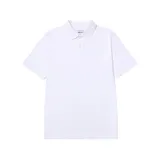 Remera tipo polo de manga corta, color blanco, con cuello y bandas en las mangas de tejido acanalado. Presenta el logo de la marca bordado en el lado izquierdo del pecho y botones personalizados.