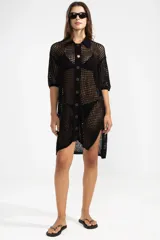 Camisa larga de punto abierto color negro con cuello clásico, cierre frontal con botones y mangas 3/4.