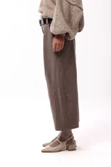 Pantalon de corte amplio y silueta relajada, color chocolate, con cintura alta, pinzas delanteras y bolsillos laterales.