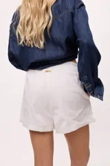 Short blanco de lino y algodón, con cintura elastizada y cordón ajustable.