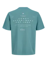 Remera de manga corta color verde con cuello redondo y calce relajado. Presenta un pequeño bordado o estampa en el pecho.
