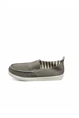 Mocasín tipo alpargata de lona color gris, con costuras visibles, suela blanca y forro interior a rayas verdosas y blancas. Cuenta con pequeños ojales metálicos laterales para ventilación.