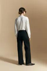 Jean wide leg de tiro medio color negro, confeccionado en denim cotton spandex.