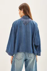 Kimono de calce amplio y manga larga confeccionado en tencel con bordados de hilos y mostacillas.