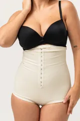 Faja modeladora reductora color beige, de alta contención y tela doble reforzada. Tiene prendido delantero con ganchos reforzados, breteles desmontables regulables y fundillo de algodón.