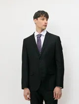 Ambo Harrington Label color negro, compuesto por saco de botonadura simple y pantalón de vestir a juego, de corte clásico y elegante.