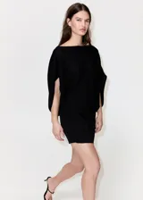 Vestido corto negro de tejido de punto fino, con cuello redondo, manga corta, diseño entallado y espalda con cuello drapeado.