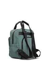 Mochila urbana de color verde, con compartimento principal con cierre, bolsillo frontal con cierre y tiradores decorativos. Cuenta con asas superiores de cinta con logo estampado y correas ajustables.