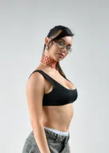 Top tipo musculosa reversible, confeccionado en microfibra pesada, con escote redondo y terminaciones en collareta ancha.