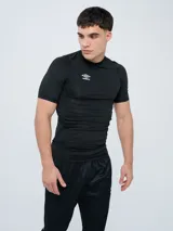 Remera térmica deportiva de manga corta de la marca Umbro, en color rojo, con cuello redondo y ajuste ceñido al cuerpo.