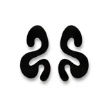 Par de aros colgantes negros con forma abstracta y diseño curvo.