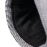 Gorro tipo beanie de tejido acrílico con textura acanalada y etiqueta pequeña con logo en el lateral.