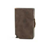Billetera compacta de cuero sintético color marrón con doble compartimento de aluminio para tarjetas y bolsillo exterior con cierre metálico.