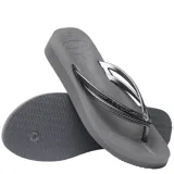 Sandalias tipo ojota Havaianas color negro, con diseño de plataforma y tiras finas con textura grabada.