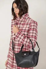 Cartera pequeña de mano tipo tote, confeccionada en gamuza color azul, con solapa y asas en cuero sintético con textura de reptil. Incluye cierre superior y correa larga ajustable y extraíble.