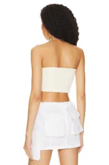 Top bandeau blanco de punto acanalado, confeccionado en mezcla de nylon y elastano, con diseño strapless ajustado al cuerpo.