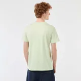 Remera verde claro de manga corta y cuello redondo, con estampa tipográfica en el pecho.