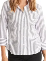 Camisa entallada de algodón con estampado de rayas verticales en tonos blanco y gris. Presenta cuello con solapa, escote en V, cierre frontal con botones y mangas tres cuartos con puños anchos. El diseño incluye paneles laterales elastizados para un ajuste flexible y ruedo redondeado.