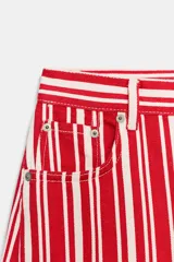 Jeans capri de tiro medio y diseño balloon, con patrón de rayas verticales rojas y blancas, trabillas en la cintura y bolsillos delanteros y traseros.