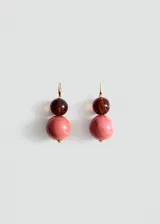 Aros colgantes compuestos por dos cuentas esféricas de acrílico, una superior más pequeña en tono marrón oscuro translúcido y otra inferior más grande jaspeada en tonos rosados, con gancho metálico dorado.