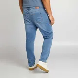 Pantalón de jean celeste, corte slim fit.