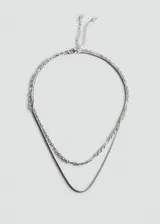Collar doble plateado compuesto por una cadena fina tipo serpiente y otra cadena de eslabones trabajados, con cierre ajustable.