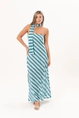 Vestido largo celeste y verde con patrón de zigzag, escote palabra de honor y detalle de lazo al cuello.