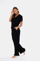 Pantalón cargo de lino color beige, de corte ancho y silueta relajada, con bolsillos laterales tipo cargo y cintura con trabillas.