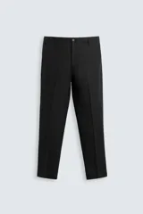 Pantalón negro de corte regular fit, confeccionado en tejido de lino. Presenta cintura con botón y cierre de cremallera, bolsillos frontales y bolsillos traseros de doble vivo.
