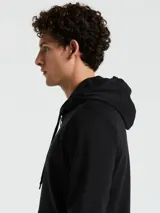 Buzo con capucha Original Penguin, color negro, confeccionado en tejido de felpa (85% algodón y 15% poliéster). Presenta cierre completo, bolsillos frontales, capucha con cordón y logo de Pete bordado en el pecho.