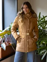 Campera de abrigo negra marca Michael Kors, con capucha desmontable con borde de piel sintética, cierre central con botones a presión y cierre oculto, bolsillos delanteros con cierre, puños elastizados, cintura con pasadores y cinto elastizado con hebilla.