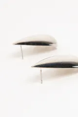 Par de aros plateados con forma de gota.