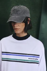 Gorra de algodón con efecto lavado, color gris, con logo bordado en el frente.