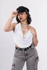 Top negro con escote drapeado tipo halter y espalda descubierta.