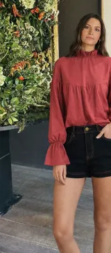 Short blanco tiza de tiro medio-alto, confeccionado en algodón con pespuntes negros visibles, bolsillos funcionales y terminaciones premium.