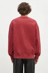 Buzo de algodón color azul con cuello redondo, puños y cintura acanalados. Tiene un corte holgado y un pequeño logo cuadrado bordado en el pecho.